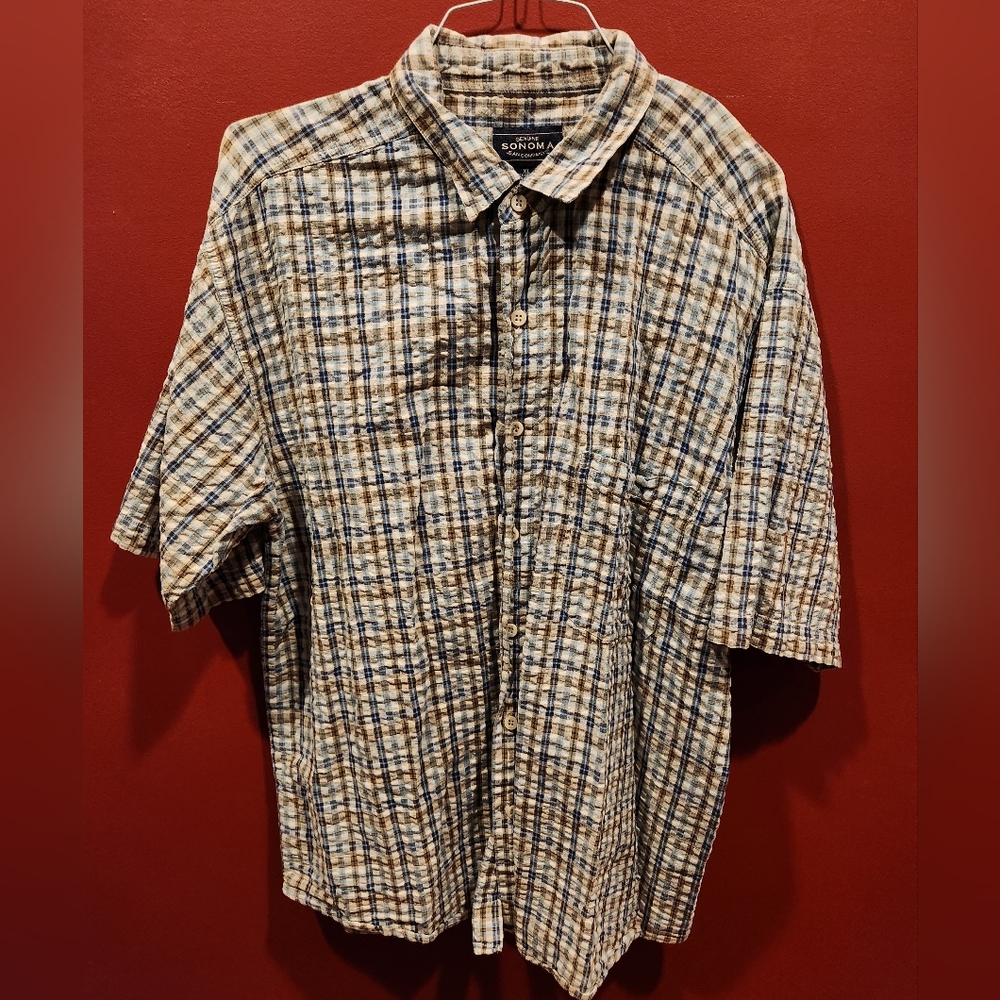 Mens extra large button down short sleeve shirt. Made by Sonoma. Beige/blue
